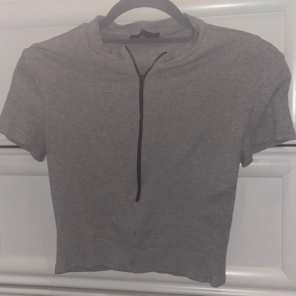 grey cropped tee with black zipper